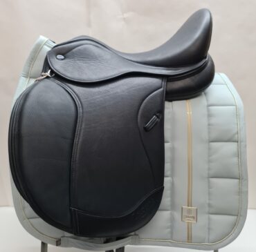 10400 Ikonic Dressursattel Light "Hybrid Version" 17" in schwarz