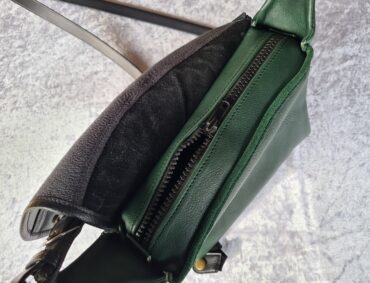 Handtasche aus alten Chaps – Bild 2